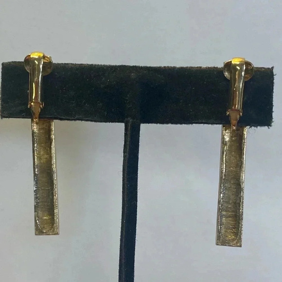 CLASSIC GREEN & WHITE RHINESTONE CLIP ON EARRINGS. - Picture 4 of 11